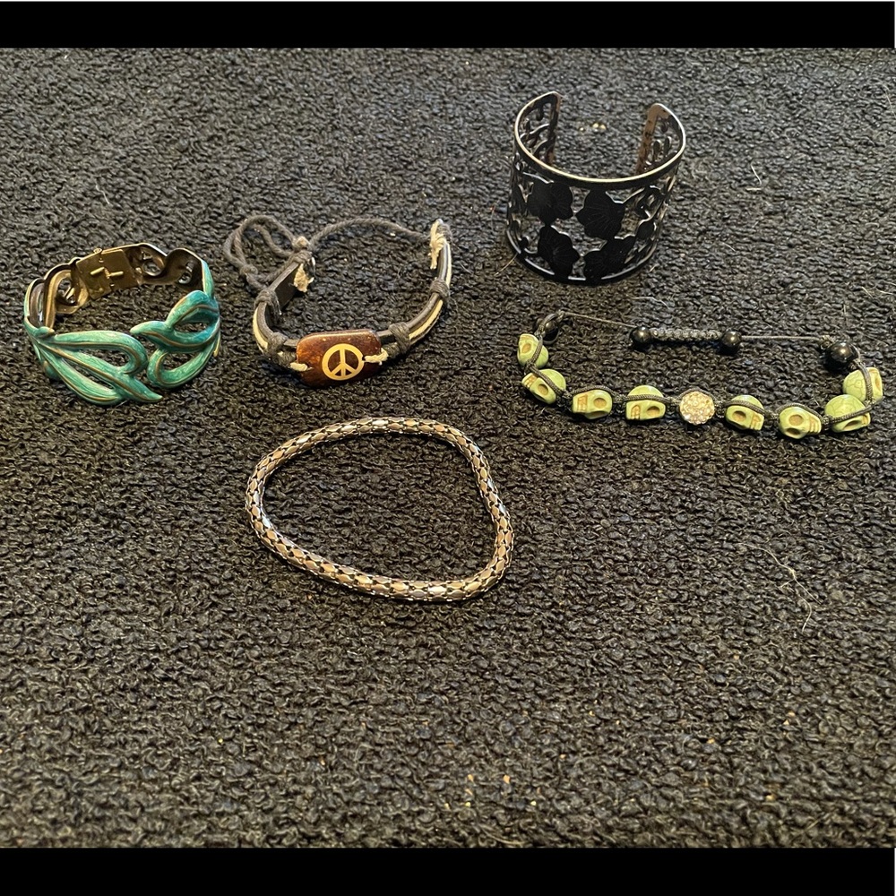 Miscellaneous bracelets and bangles, set of five